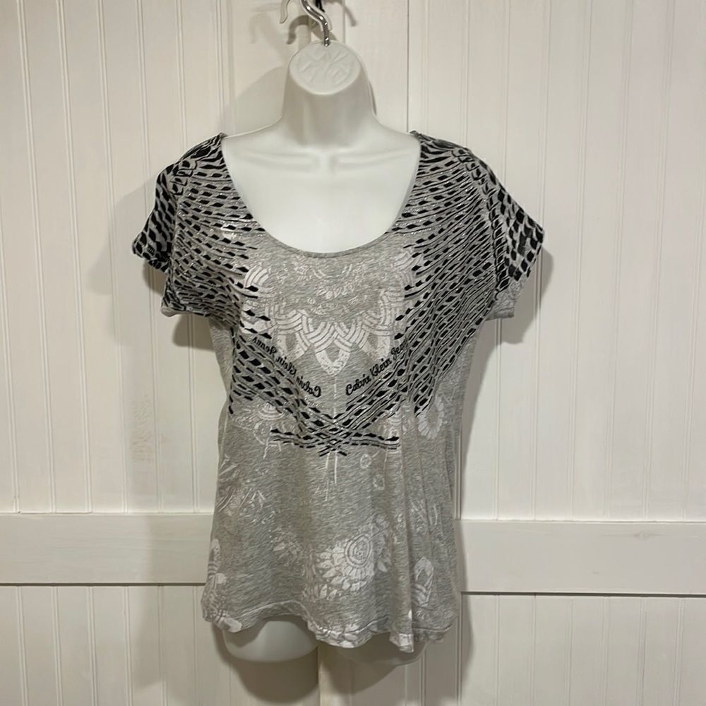 CALVIN KLEIN jeans, gray and black scoop neck T with bling size M. Sizes an L.